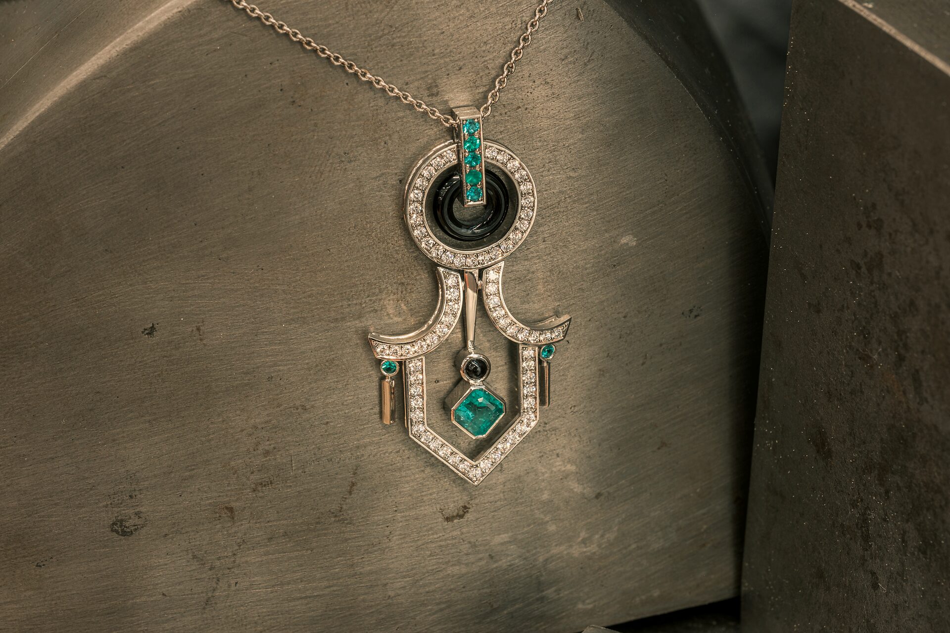Pendentif émeraude et diamants, création joaillerie